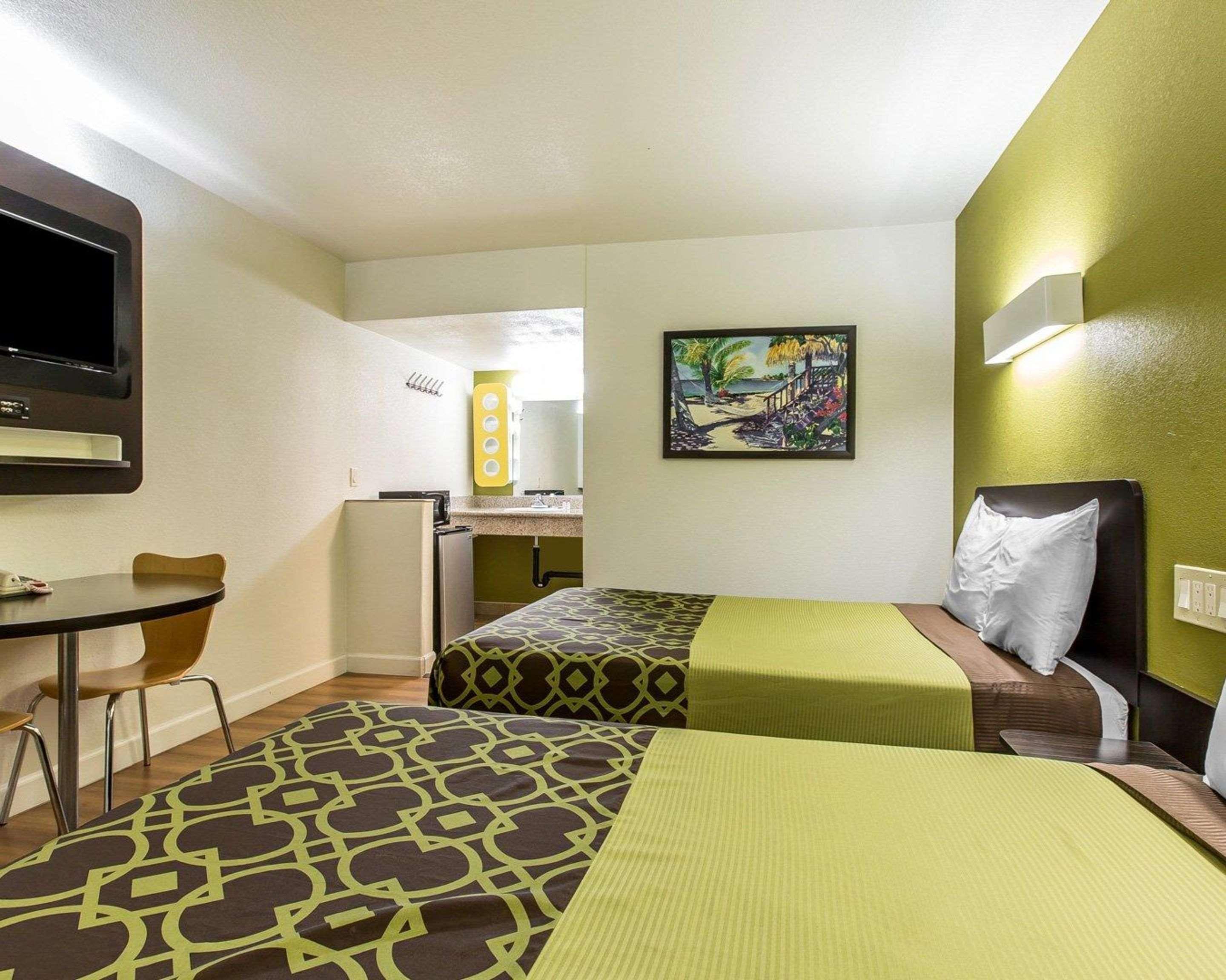 Rodeway Inn Downtown Hanford Buitenkant foto
