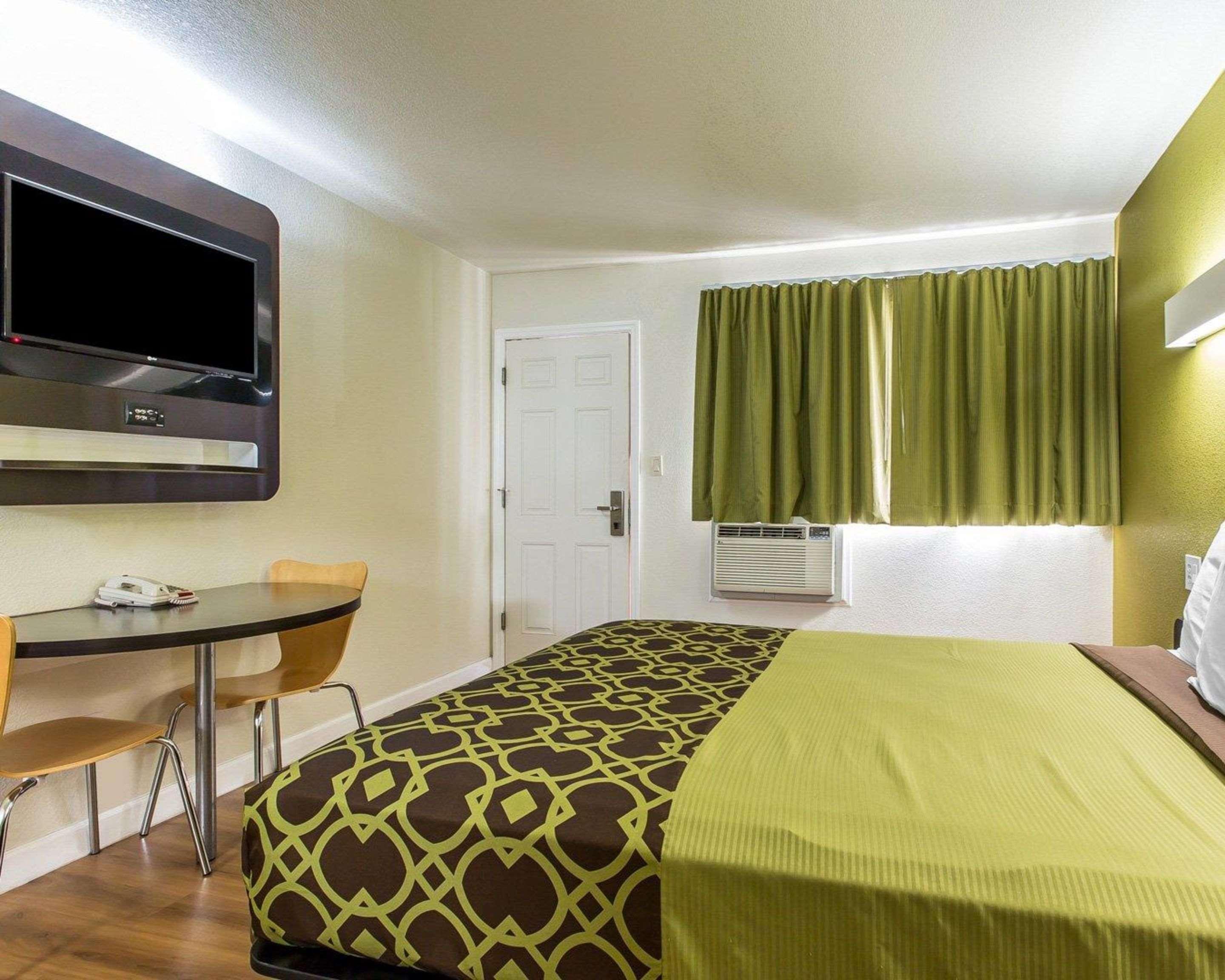 Rodeway Inn Downtown Hanford Buitenkant foto