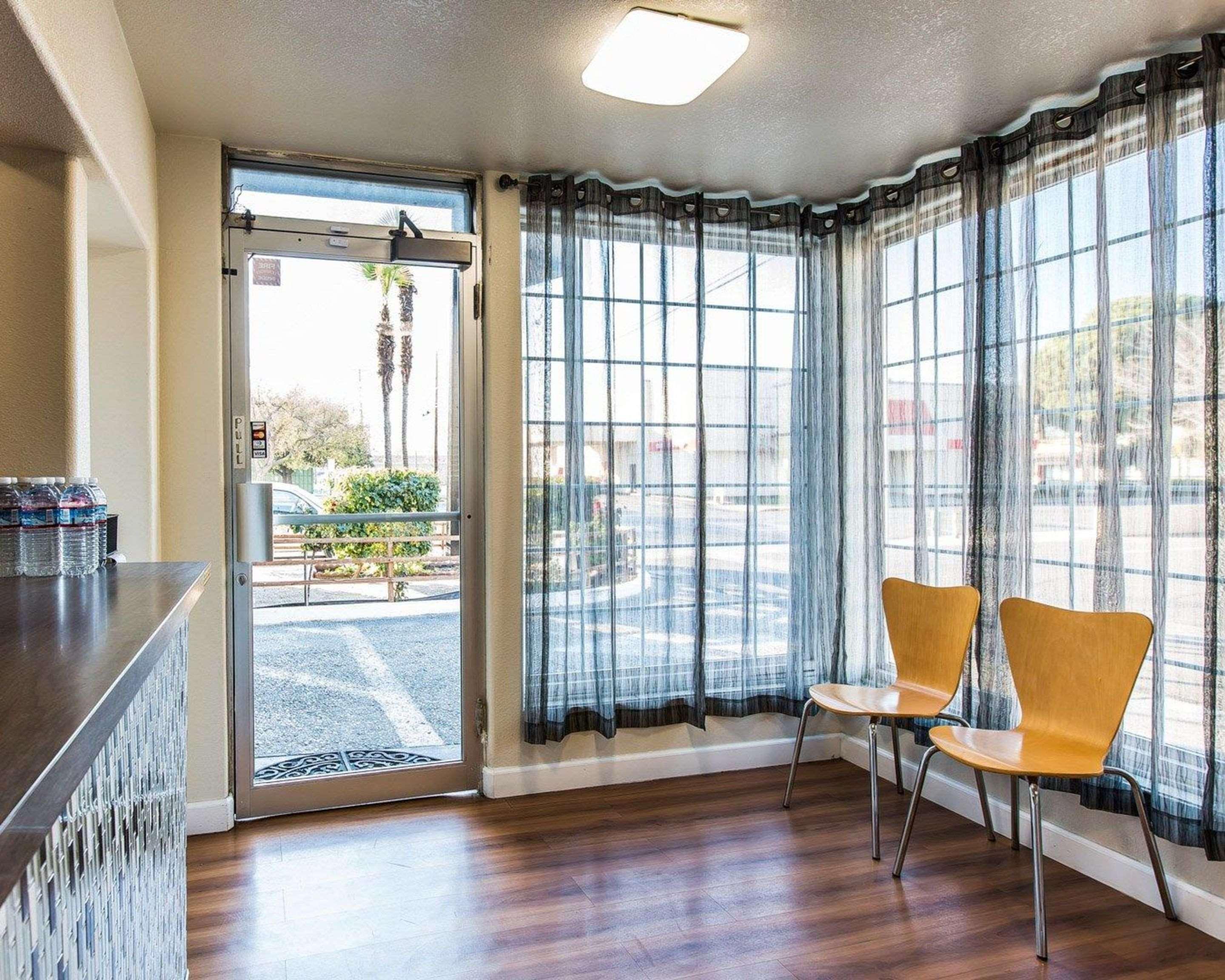 Rodeway Inn Downtown Hanford Buitenkant foto